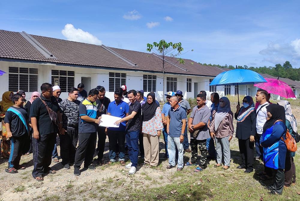 Sebahagian pembeli sedang berbincang mengenai rumah mereka yang terbengkalai dan masih belum disiapkan pemaju.