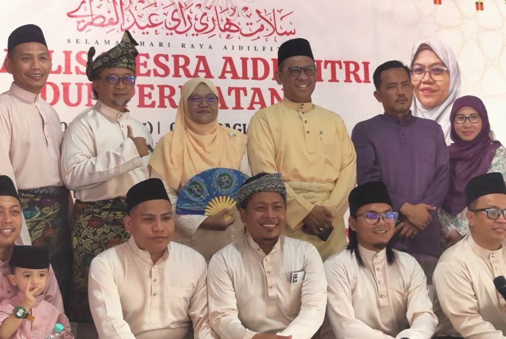 Rozana (berdiri, tiga dari kiri) bergambar bersama urus setia yang hadir semasa Majlis Mesra Aidilfitri DUN Permatang di Pekarangan Pusat Khidmat ADUN Permatang di sini pada Sabtu.