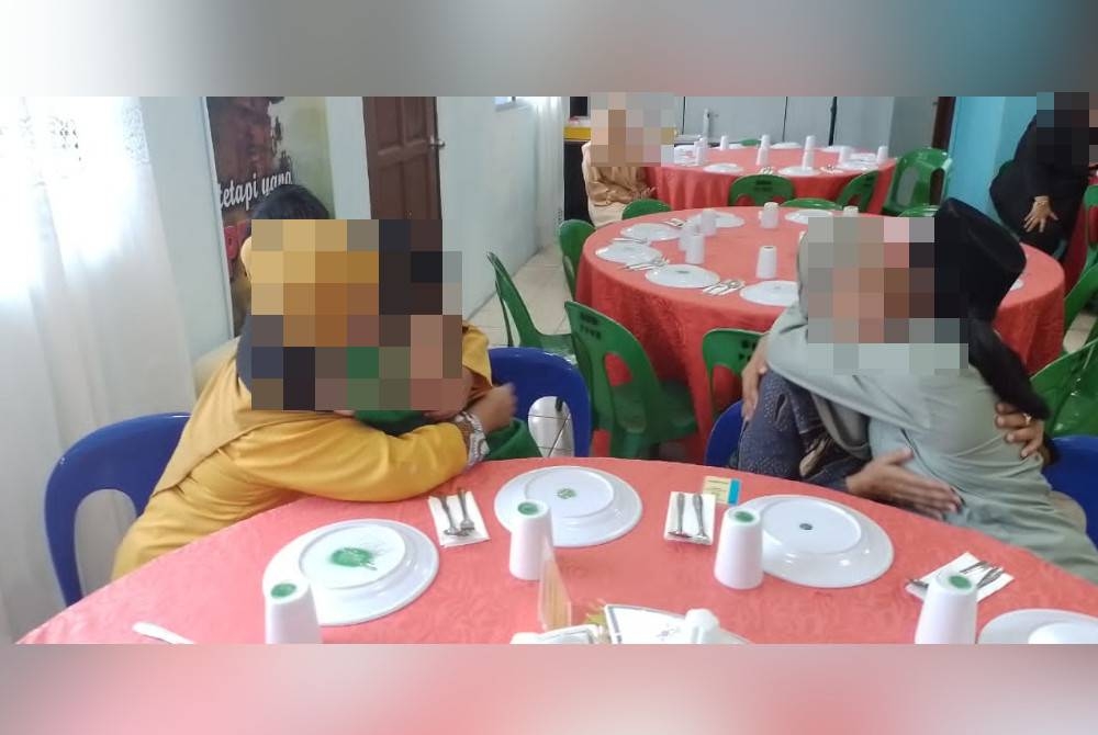 Ann menangis dan memeluk ibunya ketika pertemuan penghuni penjara bersama ahli keluarga pada Majlis Jalinan Kasih Hari Raya Aidilfitri di Penjara Wanita Kota Kinabalu.