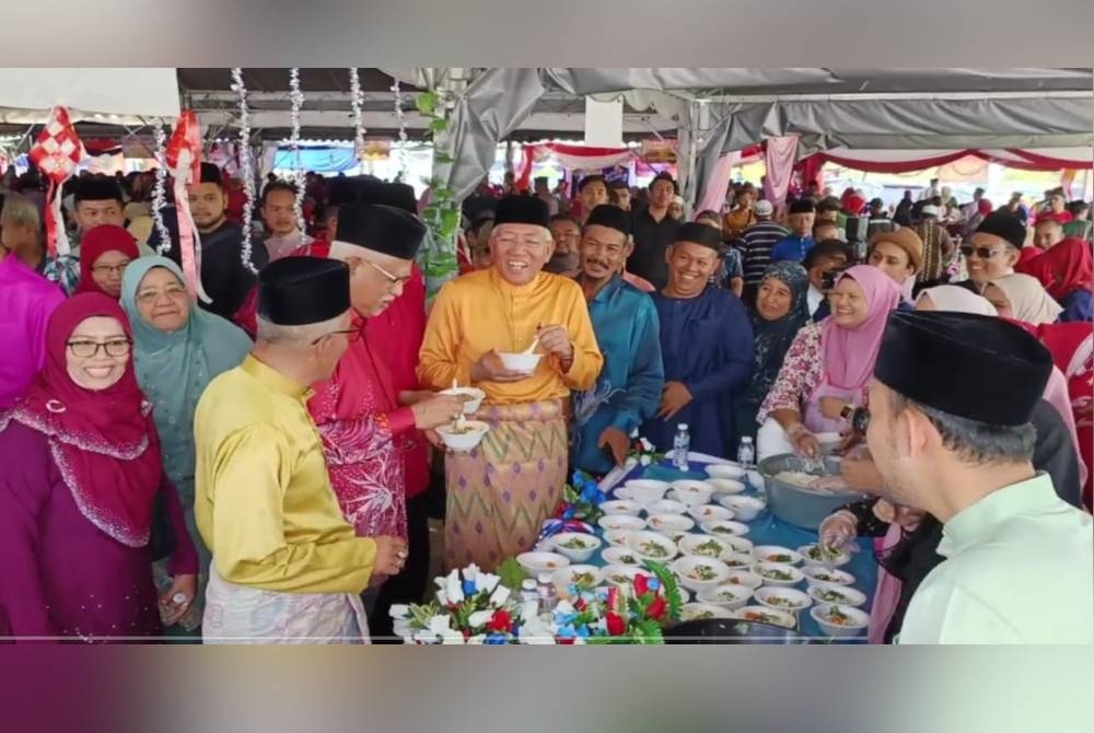 Mahfuz (tiga dari kiri) bersama Mahdzir (lima dari kiri) semasa melawat gerai makanan di Jamuan Hari Raya Aidilfitri UMNO Kedah di Padang Kerasak, Naka pada Sabtu.