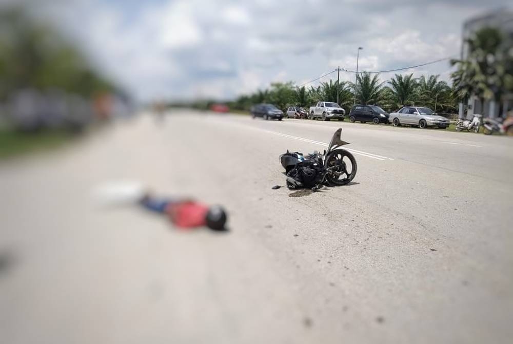 Seorang lelaki maut apabila motosikal ditungganginya melanggar tayar belakang sebuah lori selepas dipercayai gagal memotong kenderaaan tersebut di Kilometer 142, Jalan Kuala Lumpur-Kuantan pada Jumaat.