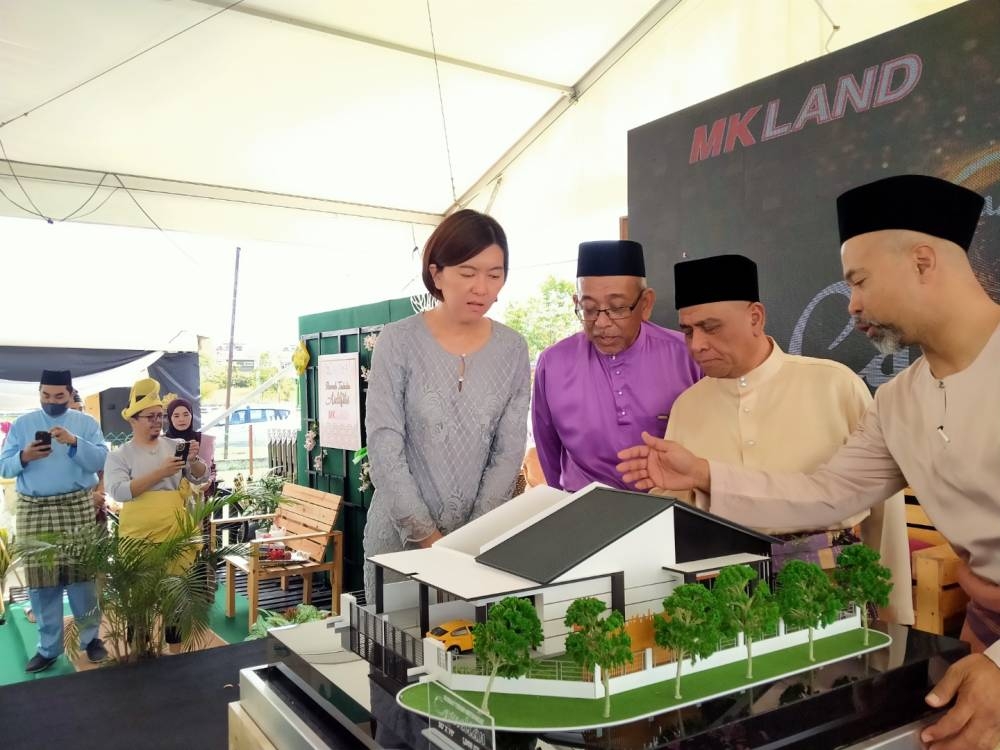 Saarani (dua dari kanan) melihat model rumah ketika hadir ke Majlis Rumah Terbuka Hari Raya Aidilfitri MK Land dan Pelancaran Jualan Rumah Carnelian 2 di Meru Perdana 2, Chemor di sini pada Sabtu.