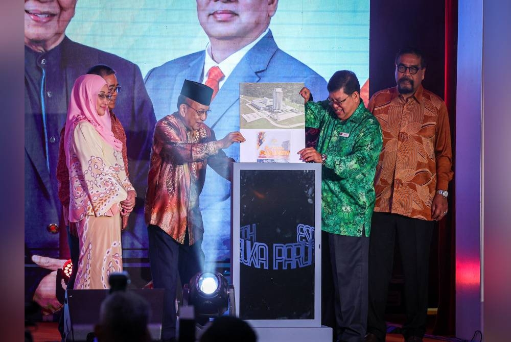 Rais (tengah) bersama Yang Dipertua Dewan Rakyat, Datuk Johari Abdul (dua, kanan) melakukan gimik perasmian Hari Terbuka Parlimen Malaysia di Bangunan Parlimen, pada Sabtu - Foto Bernama