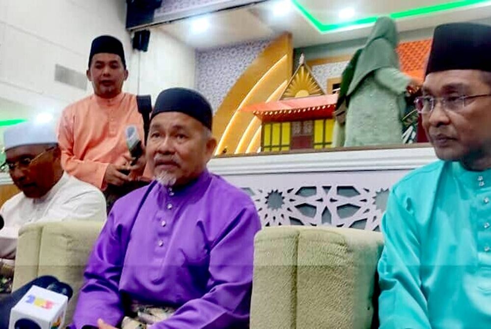 Tuan Ibrahim (tengah) pada sidang akhbar di Kompleks Pas Kedah.