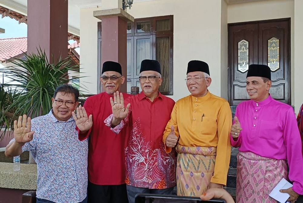 Mahdzir (tiga kanan) bersama Mahfuz (tiga kiri) semasa ditemui di Jamuan Hari Raya Aidilfitri UMNO Kedah di Padang Kerasak, Naka pada Sabtu.