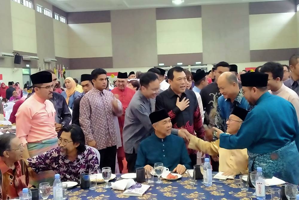 Ahmad Zahid (duduk) ketika hadir ke majilis Sambutan Hari Raya Aidilfitri UMNO Perak di Kolej Kemahiran Tinggi Mara di sini pada Sabtu.