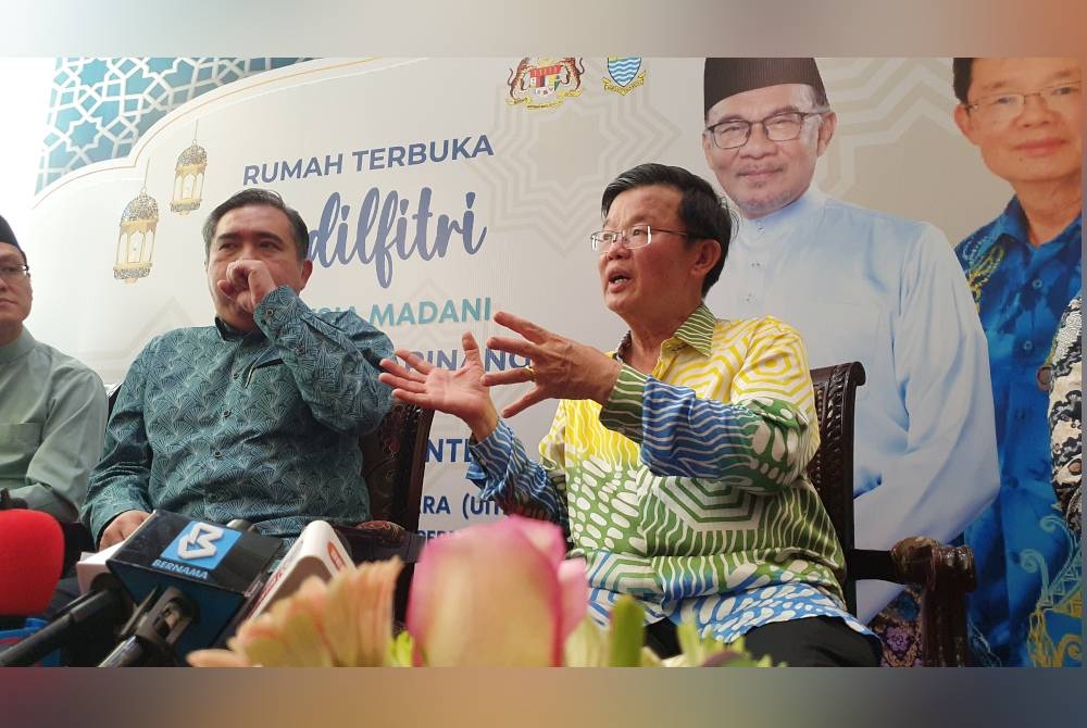 Kon Yeow (kanan) bersama Anthony Loke (kiri) pada sidang akhbar selepas menghadiri Rumah Terbuka Malaysia Madani Perdana Menteri 2023 di Kampus Universiti Teknologi MARA (UiTM) Cawangan Pulau Pinang di sini pada Sabtu.