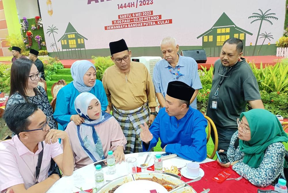 Mohd Jafni (duduk, dua dari kanan) beramah mesra dengan pengamal media yang hadir Majlis Rumah Terbuka di Dewan Bandar Putra Kulai pada Sabtu.