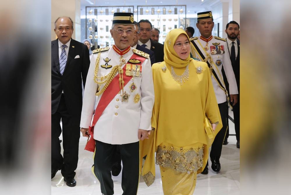 Yang di-Pertuan Agong Al-Sultan Abdullah Ri’ayatuddin Al-Mustafa Billah Shah dan Raja Permaisuri Agong Tunku Azizah Aminah Maimunah Iskandariah berkenan berangkat ke Istiadat Pertabalan Raja Charles lll di Westminster Abbey, pada Sabtu. - Foto Bernama