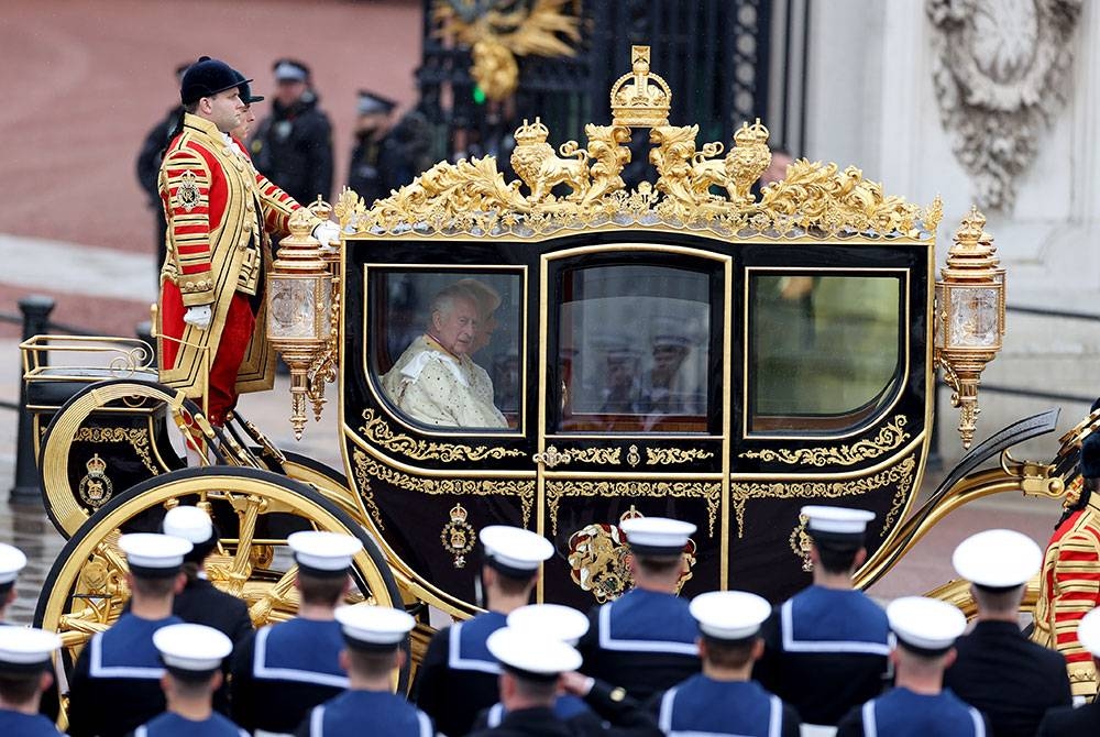 Raja Britain Charles III berlepas dari Istana Buckingham untuk pertabalan di Westminster Abbey bersama Ratu Camilla di London, Britain. - Foto Xinhua