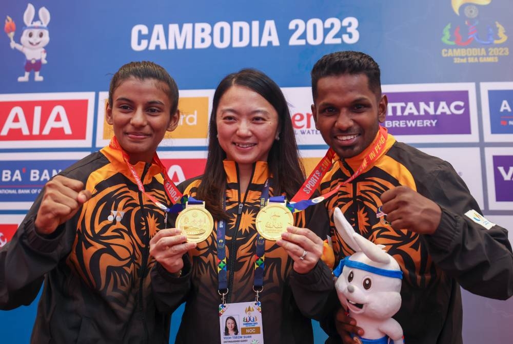 Hannah (tengah) bersama pemenang pingat emas Karate lelaki negara, S Prem Kumar (kanan) dan Atlet Karate wanita negara, C Shamalaran (kiri) pada Sukan SEA 2023 Phnom Penh, Kemboja di Chroy Changvar Convention Center, pada Sabtu. - Foto Bernama