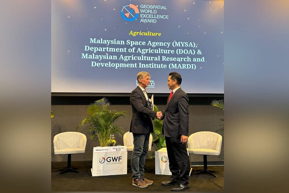 Ketua Pengarah Agensi Angkasa Malaysia (MYSA), Azlikamil Napiah, menerima Anugerah Kecemerlangan Spatial Dunia 2023, yang dimenangi MYSA, bagi kategori penggunaan dan penyelesaian teknologi geospatial angkasa dalam bidang keselamatan makanan dan pertanian. - Foto MYSA