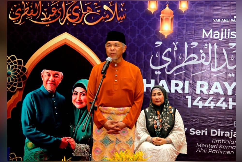 Ahmad Zahid berucap pada Majlis Sambutan Hari Raya Aidilfitri di pekarangan Masjid Tuminah Hamidi Bagan Datuk, malam Sabtu. - Foto Bernama