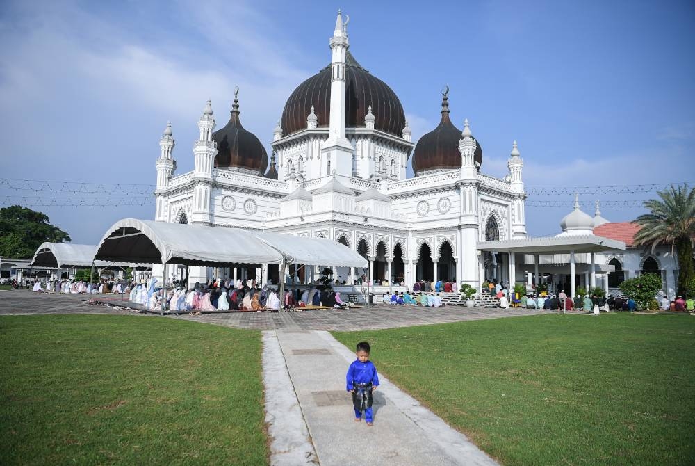 Selain lagu, suasana syahdu 1 Syawal sering memberi ilham kepada penyair untuk menghasilkan sajak-sajak yang menyentuh jiwa. - Gambar hiasan