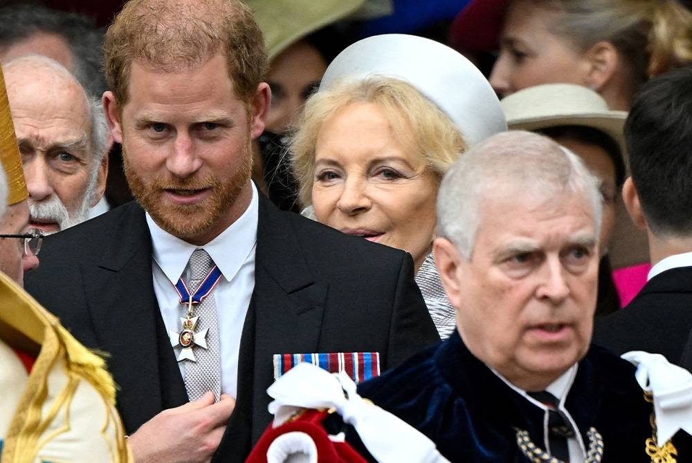 Putera Harry dan Putera Andrew (kanan) meninggalkan majlis selepas hadir ke istiadat pertabalan Raja Charles III. - Foto AFP