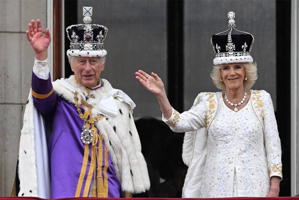 Raja Charles III dan Permaisuri Camilla melambaikan tangan dari balkoni Istana Buckingham selepas istiadat pertabalan di London, Britain. - Foto EPA