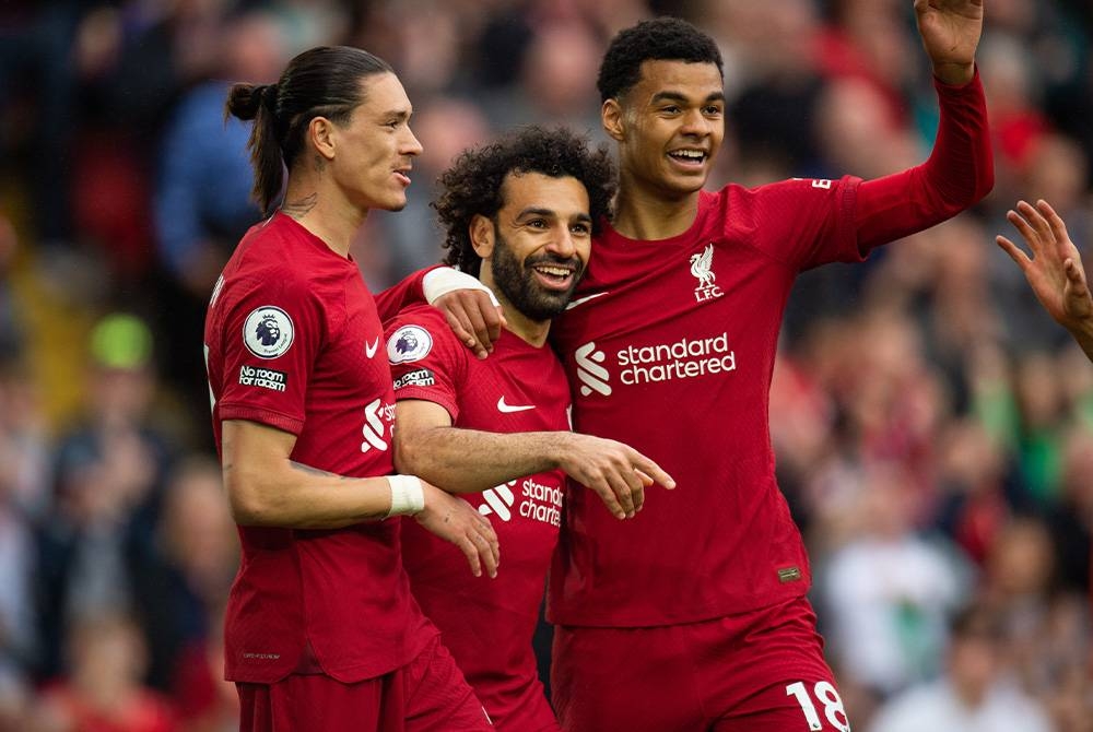 Salah (tengah) meledak gol tunggal ketika membantu Liverpool menewaskan Brentford 1-0 awal pagi Ahad. - Foto EPA