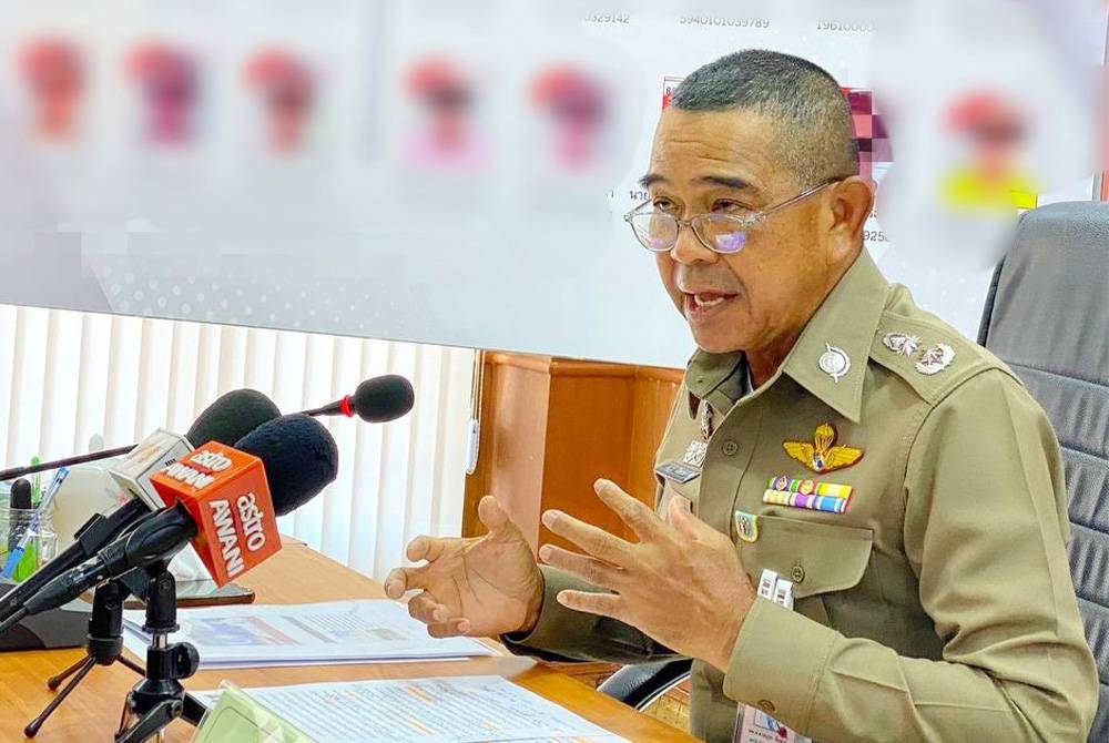 Anuruth semasa sidang akhbar di pejabatnya di Narathiwat, Thailand.