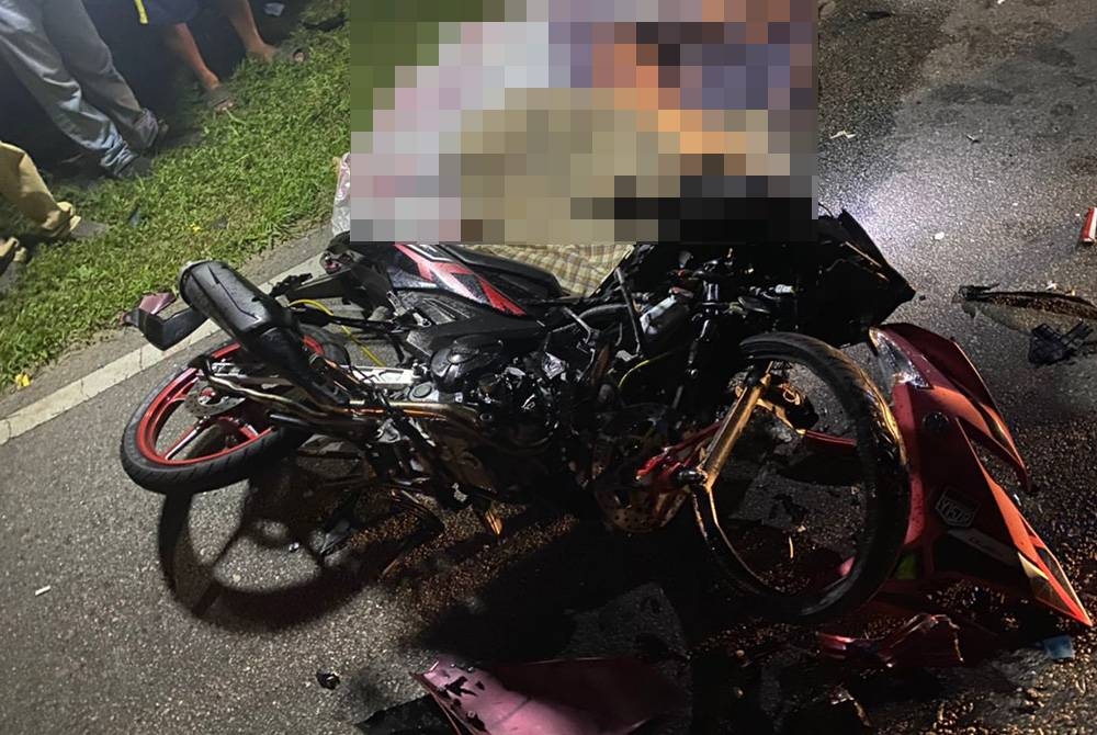 Dua remaja maut selepas motosikal dinaiki melanggar sebuah motosikal lain secara berdepan di Felda Air Tawar 4, Kota Tinggi pada malam Sabtu.