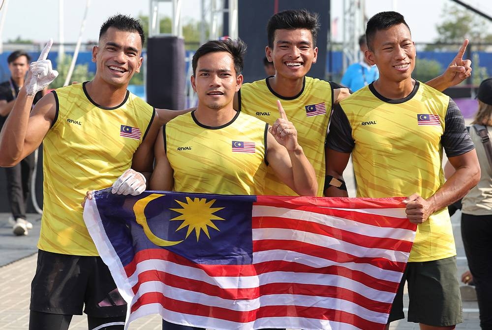 Atlet lari berhalangan negara (dari kiri) Mohd Redha, Ghalib, Nuur Hafis dan Wei Theng dalam acara berkumpulan Obstacle Race sempena Sukan SEA 2023 di Chroy Changvar Convention Center pada Ahad. - Foto Bernama