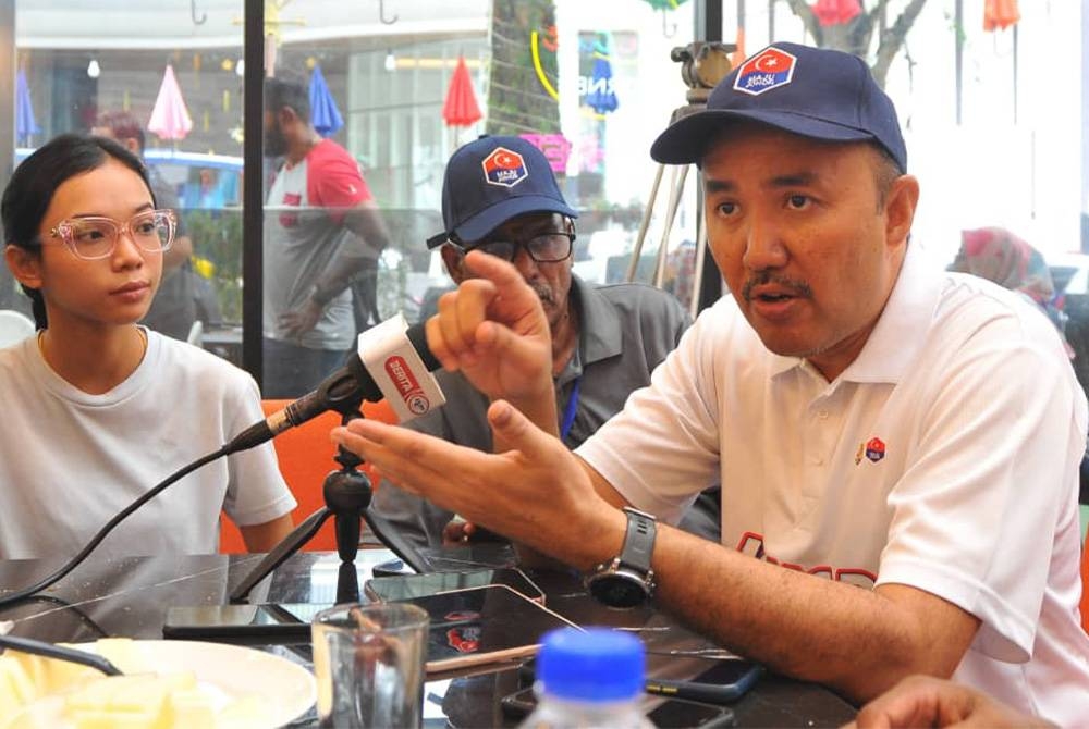 Mohd Jafni mengadakan sidang akhbar selepas Program Gotong Royong Johor Bersih di Sungai Segget, Johor Bahru pada Ahad