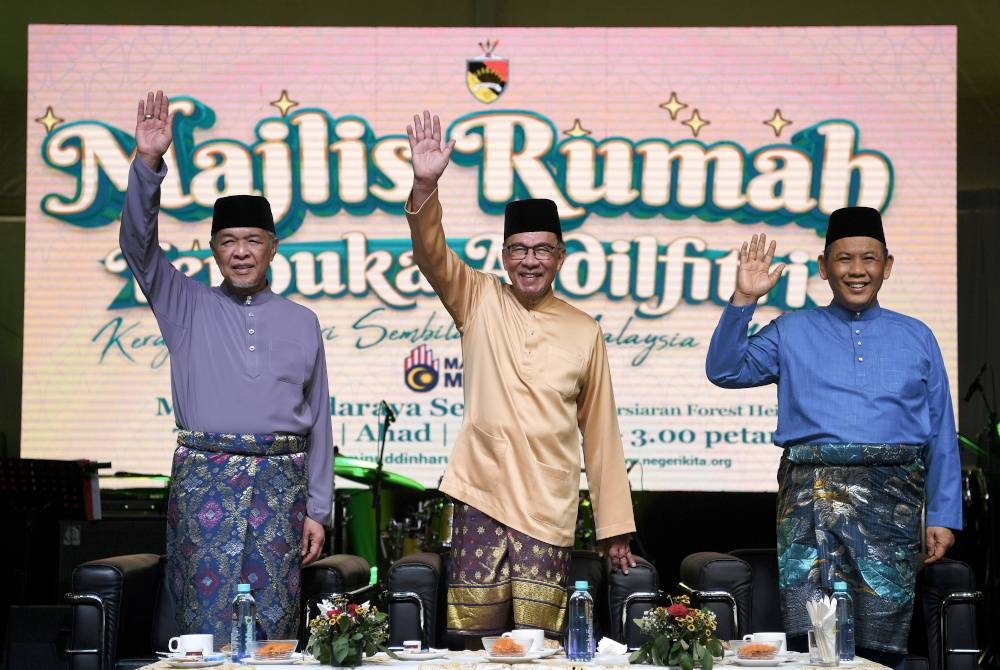 Anwar (tengah) bersama Ahmad Zahid (kiri) dan Aminuddin (kanan) ketika hadir Rumah Terbuka Aidilfitri Negeri Sembilan dan Malaysia Madani di Wisma Majlis Bandaraya Seremban (MBS) pada Ahad. - Foto Bernama