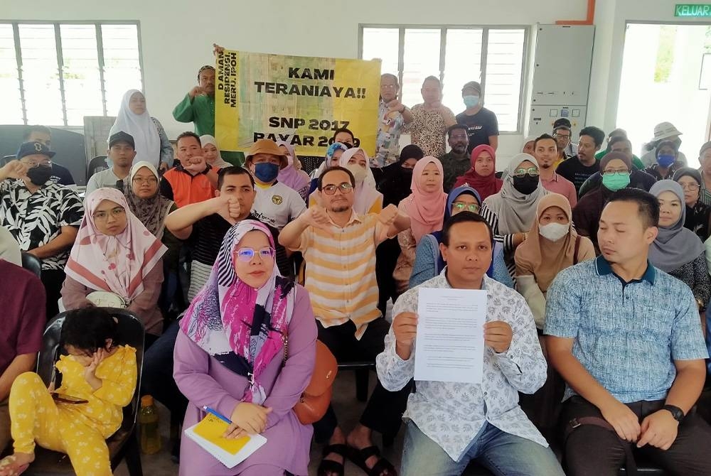 Sebahagian pembeli rumah yang hadir ketika sesi taklimat yang diadakan di Dewan Serbaguna D&#039;Aman Residensi di sini pada Ahad.