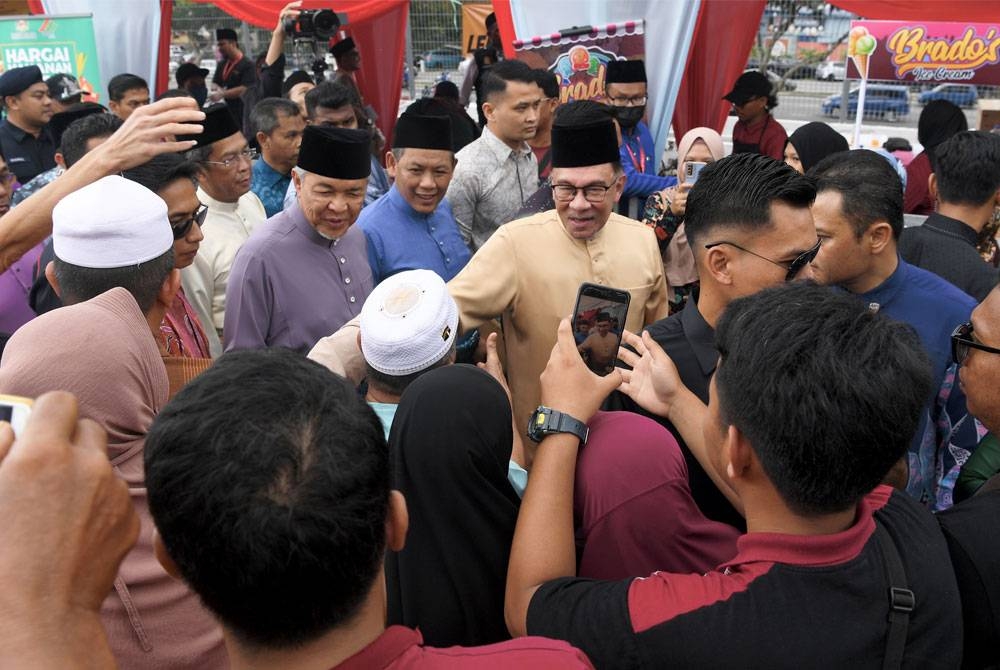 Anwar (tiga, kanan) bersama Ahmad Zahid (tiga, kiri) diiringi Aminuddin (lima, kanan) bersalaman dengan orang ramai ketika hadir Rumah Terbuka Aidilfitri Negeri Sembilan dan Malaysia Madani di Wisma Majlis Bandaraya Seremban (MBS) pada Ahad. - Foto Bernama