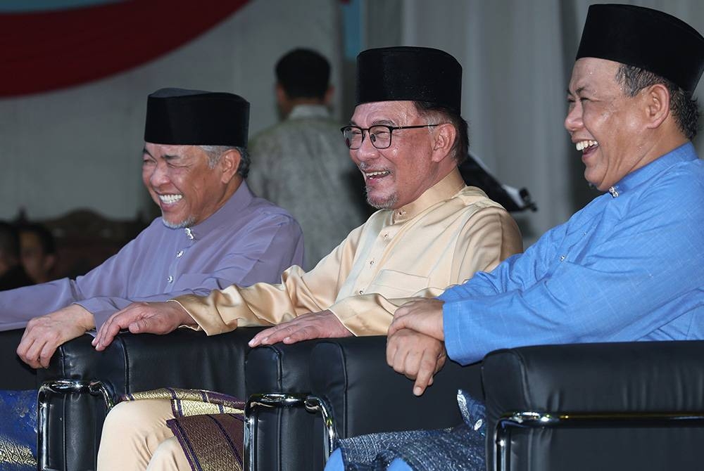 Anwar (tengah) bersama Ahmad Zahid (kiri) dan Aminuddin (kanan) ketika hadir Rumah Terbuka Aidilfitri Negeri Sembilan dan Malaysia Madani di Wisma Majlis Bandaraya Seremban (MBS) pada Ahad. - Foto Bernama