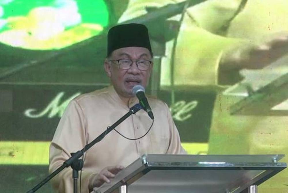 Anwar sewaktu berucap pada Majlis Rumah Terbuka Aidilfitri Kerajaan Negeri Sembilan dan Malaysia Madani di Wisma Majlis Bandaraya Seremban pada Ahad. - Foto Bernama