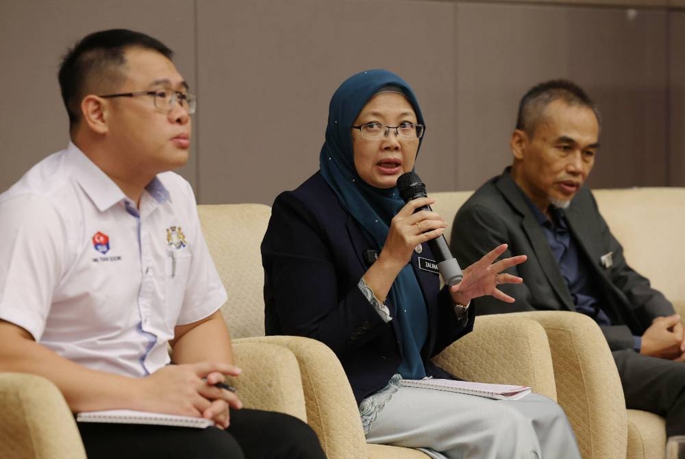 Dr Zaliha menjawab soalan pada sesi Town Hall Kertas Putih Kesihatan peringkat zon selatan di Hub Pendidikan Tinggi Pagoh, Muar pada Ahad. - Foto Bernama