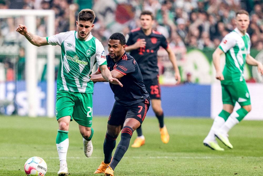 Gnabry bersaing pemain tengah Bremen, Romano Schmid semasa perlawanan Bundesliga di Bremen. - Foto AFP