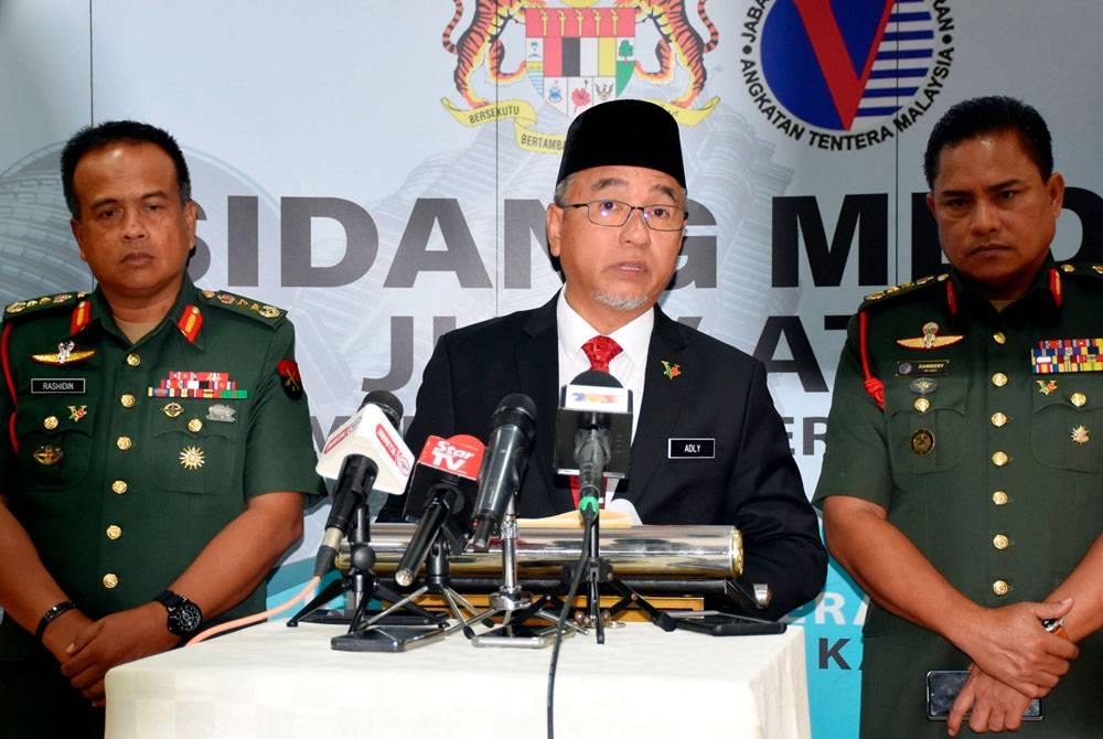 Adly (tengah) pada sidang akhbar selepas Majlis Penganugerahan Pingat Jasa Malaysia (PJM) di Pusat Dagangan Antarabangsa Melaka (MITC) di sini pada Ahad. - Foto Bernama