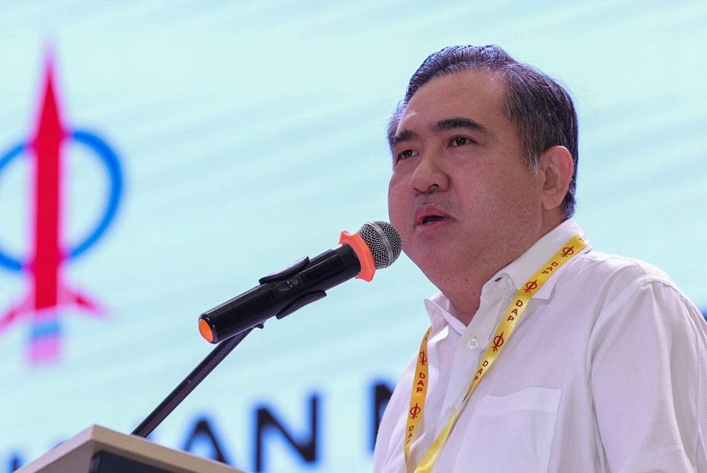 Anthony berucap pada Majlis Konvensyen Tahunan DAP Negeri Johor 2022 pada Ahad. - Foto Bernama