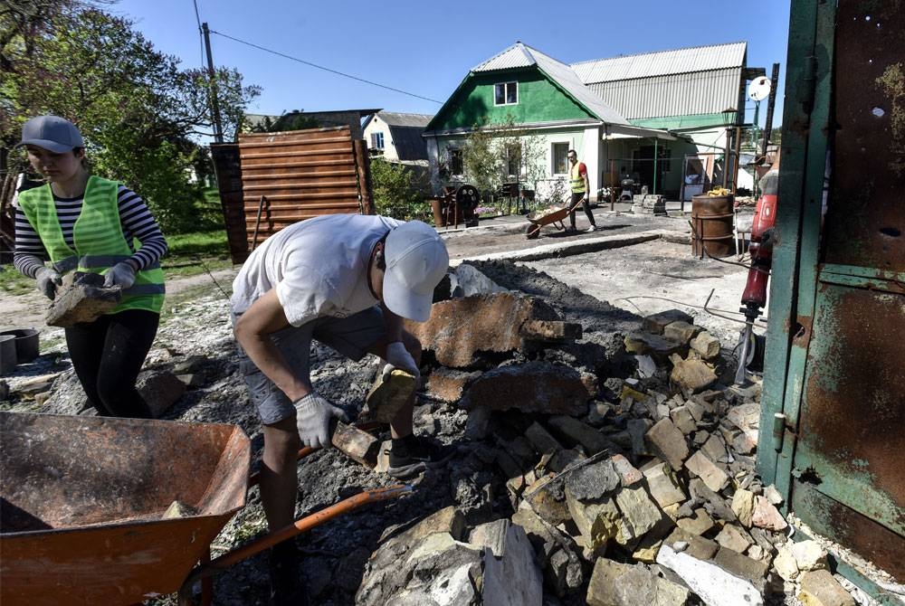 Sekurang-kurangnya enam orang terbunuh manakala sembilan lagi cedera akibat serangan udara yang melanda wilayah Kharkiv dan Kherson, Ukraine awal Ahad - Foto EPA