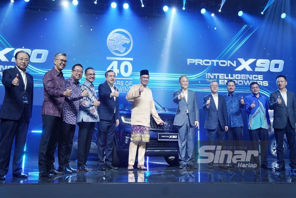 Anwar melancarkan Proton X90 yang diadakan di Pusat Pameran dan Perdagangan Antarabangsa Malaysia pada Ahad. - Foto SINAR HARRIAN/ROSLI TALIB