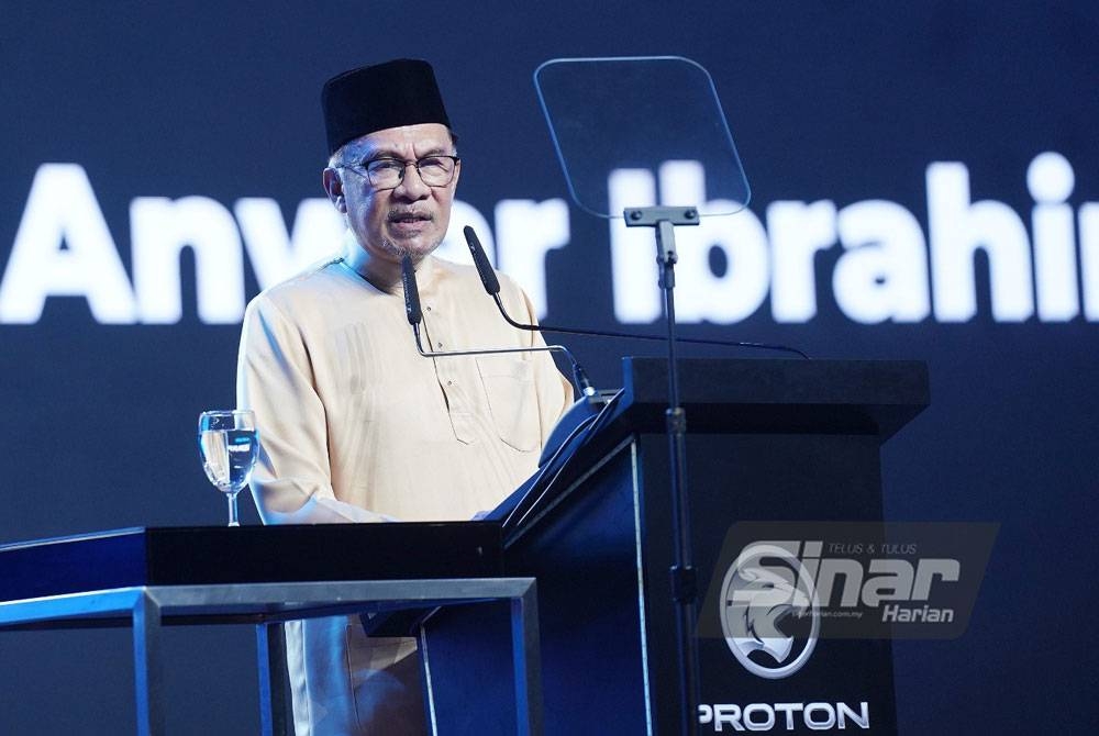 Anwar menyampaikan ucapan pada pelancaran Proton X90 yang diadakan di Pusat Pameran dan Perdagangan Antarabangsa Malaysia (MITEC) pada Ahad. - Foto SINAR HARIAN/ROSLI TALIB