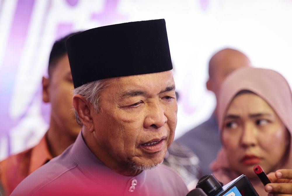 Ahmad Zahid ketika bertemu para pengamal media pada Rumah Terbuka Aidilfitri Wilayah Persekutuan di Dataran Pintu Gerbang Kampung Baru pada Ahad. - Foto Bernama