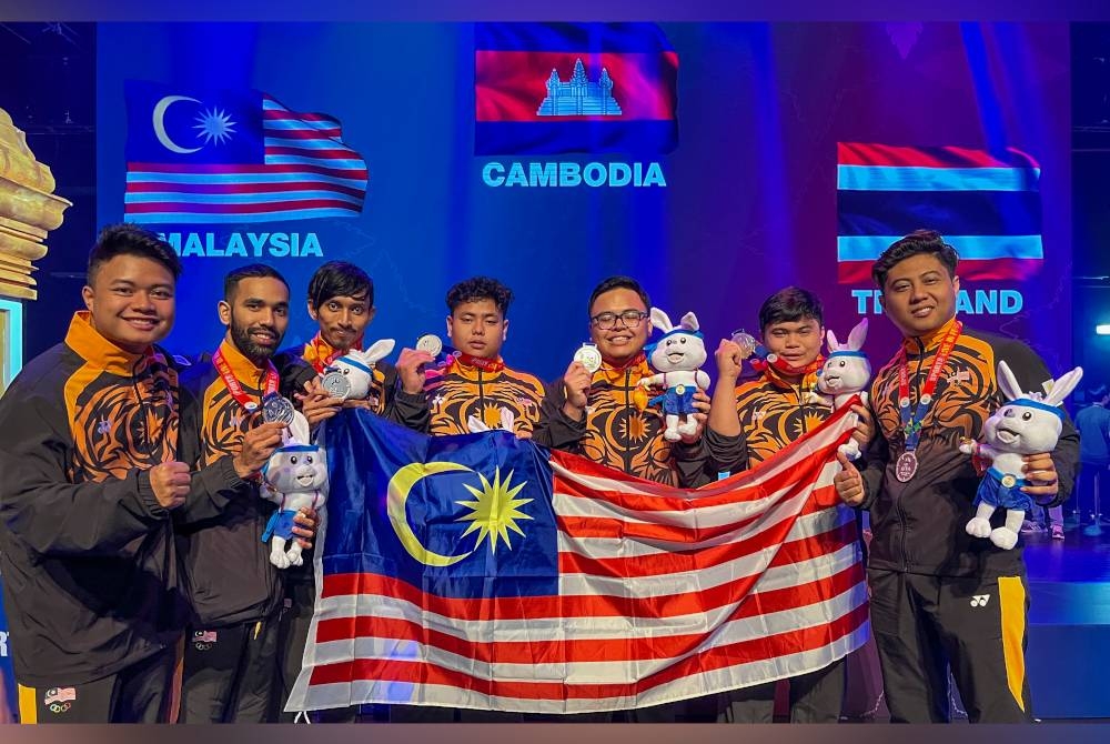 Pasukan E-Sukan negara berjaya merangkul pingat perak selepas tewas kepada pasukan tuan rumah Kemboja dalam perlawanan akhir permainan &#039;Attack Online 2&#039; berpasukan kumpulan pada Sukan SEA 2023 Phnom Penh Kemboja di Naga World 2 pada Ahad. - Foto Bernama