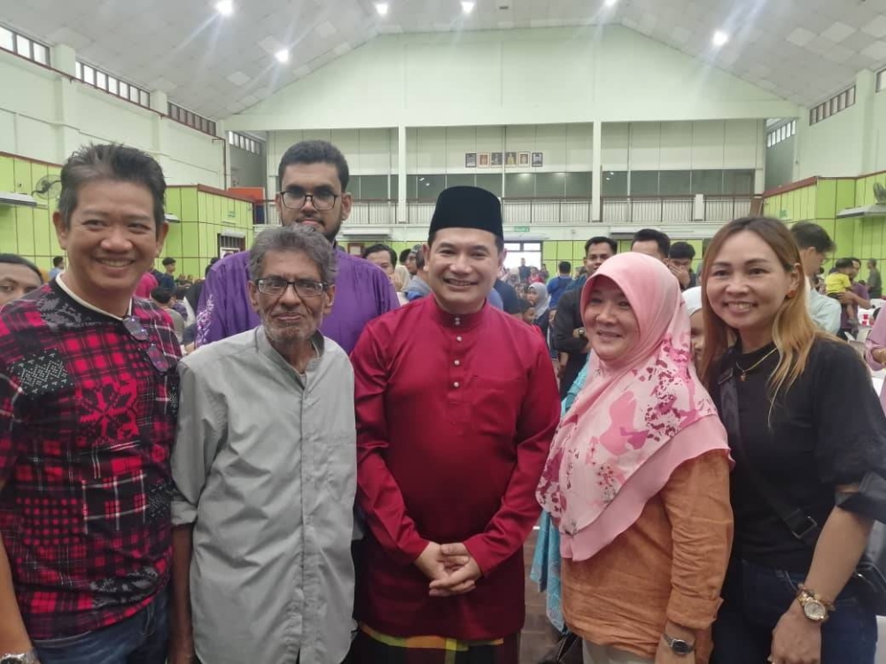 Rafizi (tengah) bergambar bersama pengunjung yang hadir pada Majlis Sambutan Rumah Terbuka Aidilfitri Parlimen Pandan di sini pada Ahad.