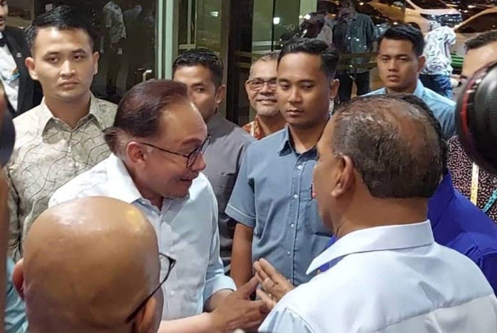 Anwar tiba di lobi WTC bagi menghadiri Mesyuarat Majlis Perundingan Pimpinan Kerajaan Perpaduan Malaysia pada Ahad.