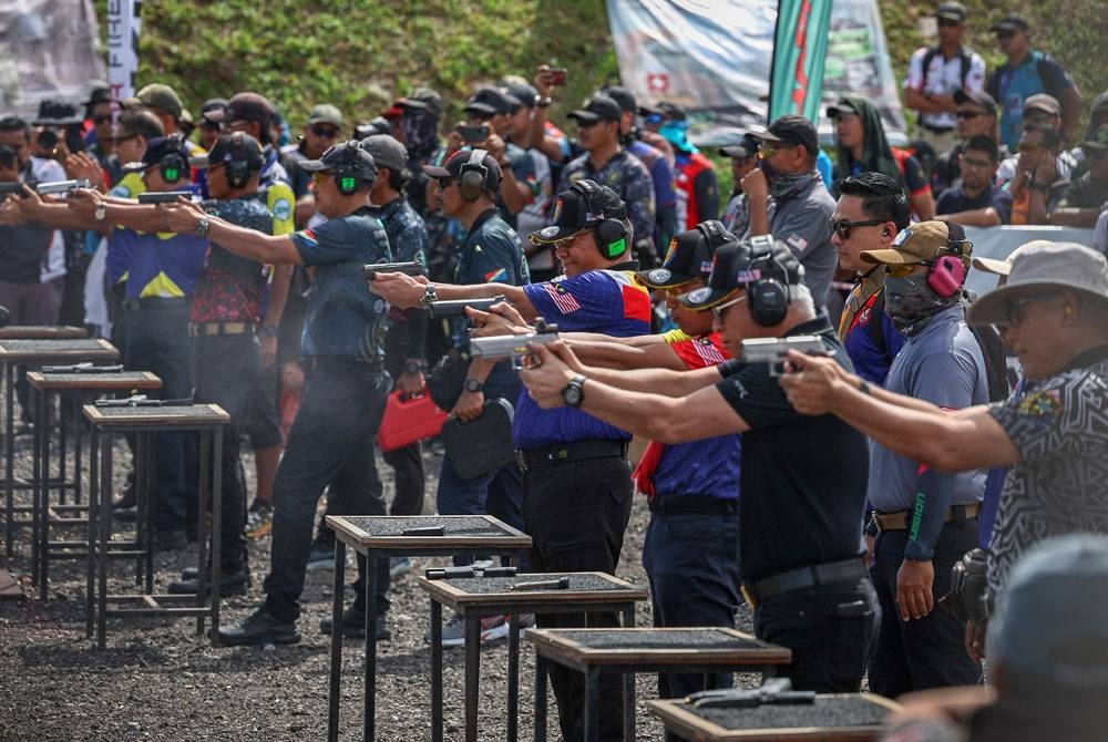 Menteri Dalam Negeri Datuk Seri Saifuddin Nasution Ismail beraksi pada Kejohanan Menembak RMP (Royal Malaysia Police) Open Championship 2023 Level III kategori shoot off di Kelab Menembak Sasaran Shapadu (KMSS) pada Ahad. - Foto Bernama