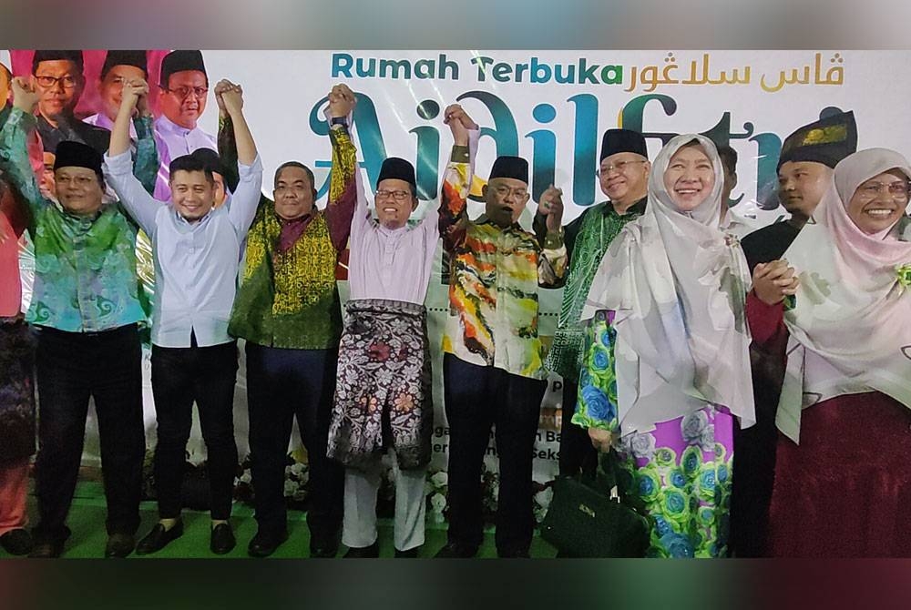 Muhammad Sanusi (tiga dari kiri) bergambar bersama pemimpin dan penyokong PN pada Majlis Rumah Terbuka Aidilfitri Pas Negeri Selangor di Pekarangan Pejabat Pas Selangor Seksyen 13 di sini pada Ahad.