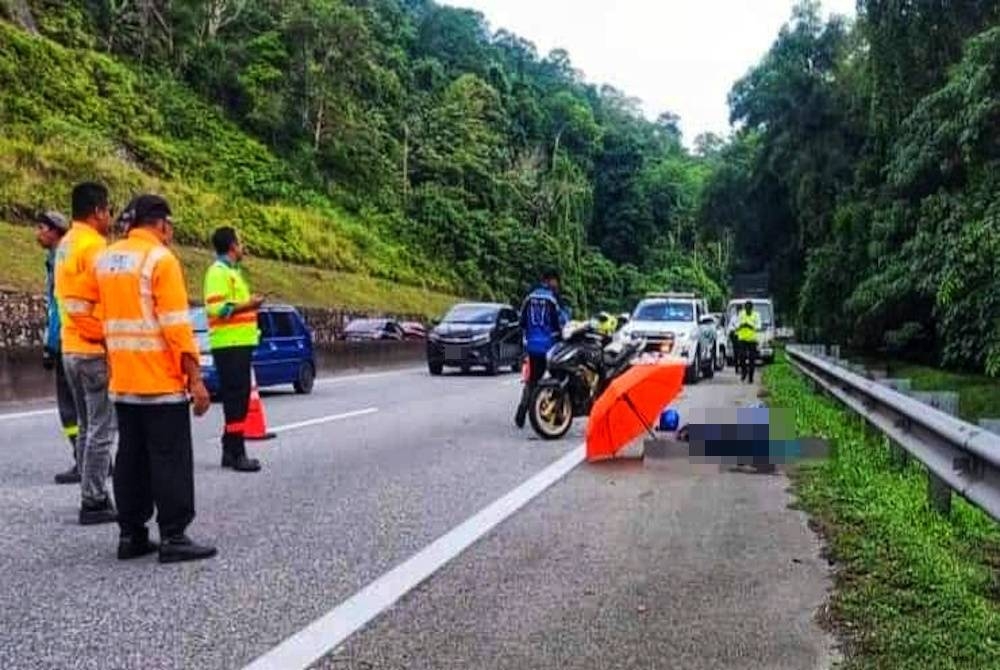 Penunggang motosikal maut di tempat kejadian. - Foto Ihsan PDRM