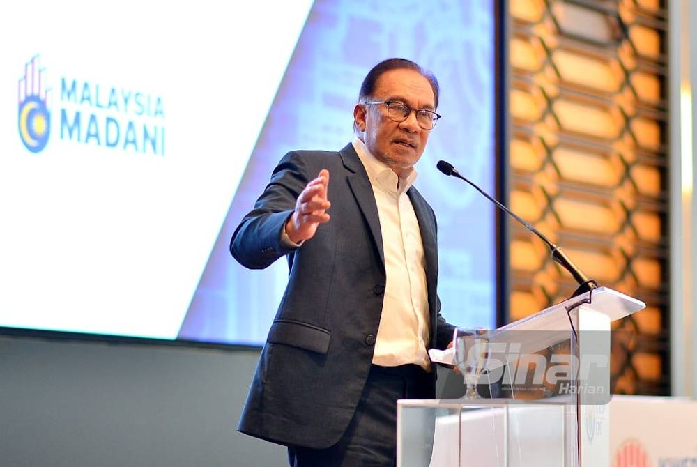 Anwar berucap pada Majlis Perasmian Ibu Pejabat Baharu KWSP Kwasa Damansara pada Isnin. - Foto Sinar Harian ASRIL ASWANDI SHUKOR