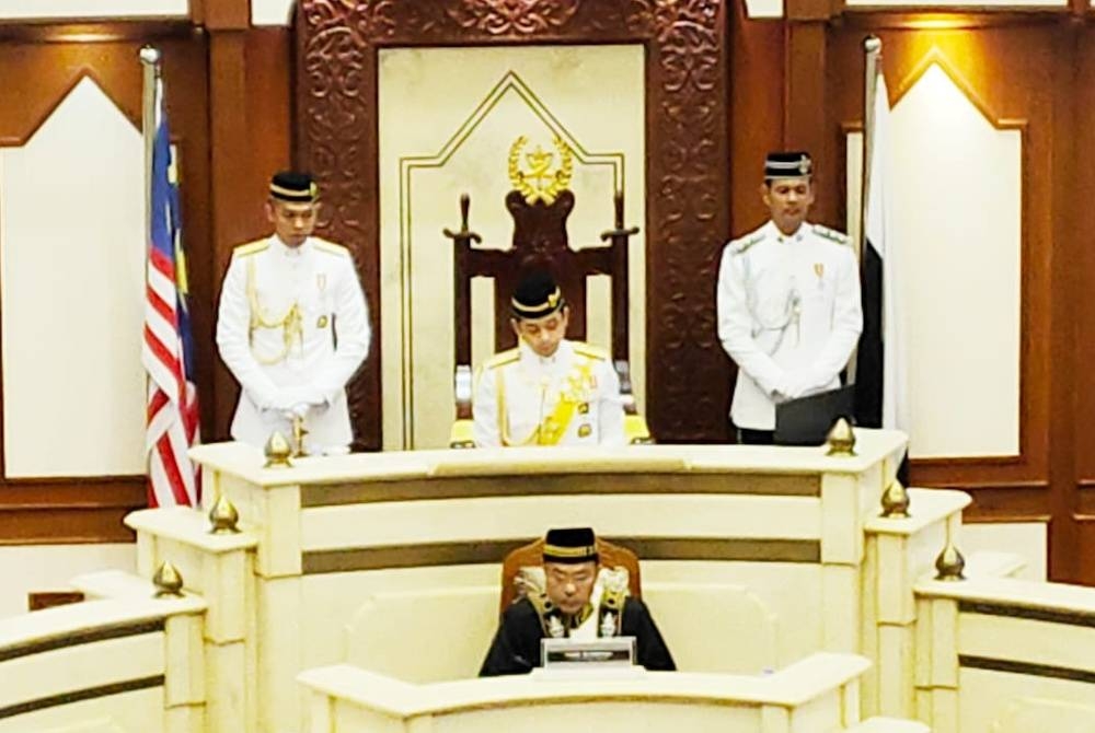 Tengku Hassanal pada Istiadat Pembukaan Mesyuarat Pertama Penggal Kedua Dewan Undangan Negeri (DUN) Pahang Ke-15 di Wisma Sri Pahang pada Isnin.