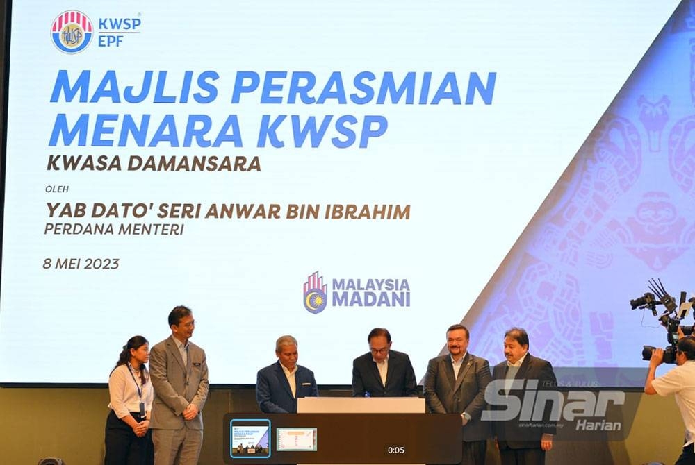 Anwar (tiga dari kanan) ketika majlis perasmian Menara KWSP Kwasa Damansara pada Isnin. FOTO: SINAR HARIAN/ ASRIL ASWANDI SHUKOR