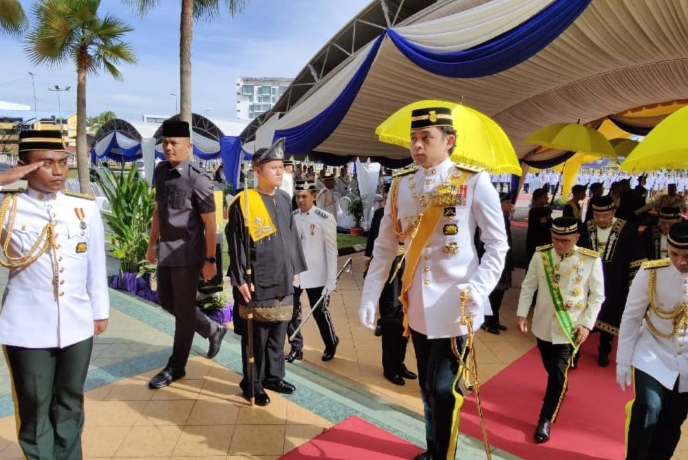 Tengku Hassanal berangkat ke DUN selepas menerima tabik hormat kawalan kehormatan diraja pada Istiadat Pembukaan Mesyuarat Pertama Penggal Kedua DUN Pahang Ke-15 di Wisma Sri Pahang pada Isnin.