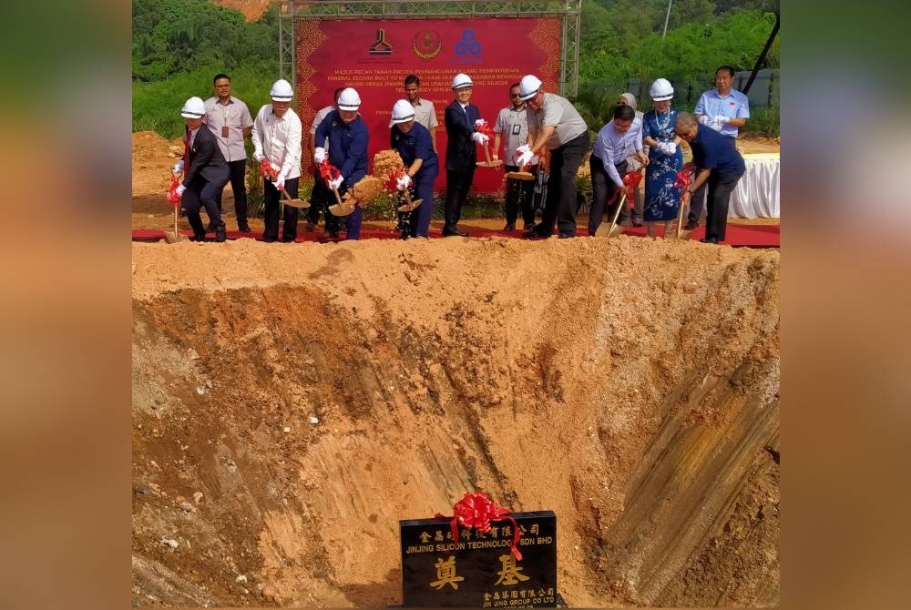 Saarani (lima dari kiri) menyempurnakan gimik perasmian Majlis Pecah Tanah Projek Pembangunan Kilang Pemprosesan Mineral di Chemor pada Isnin.