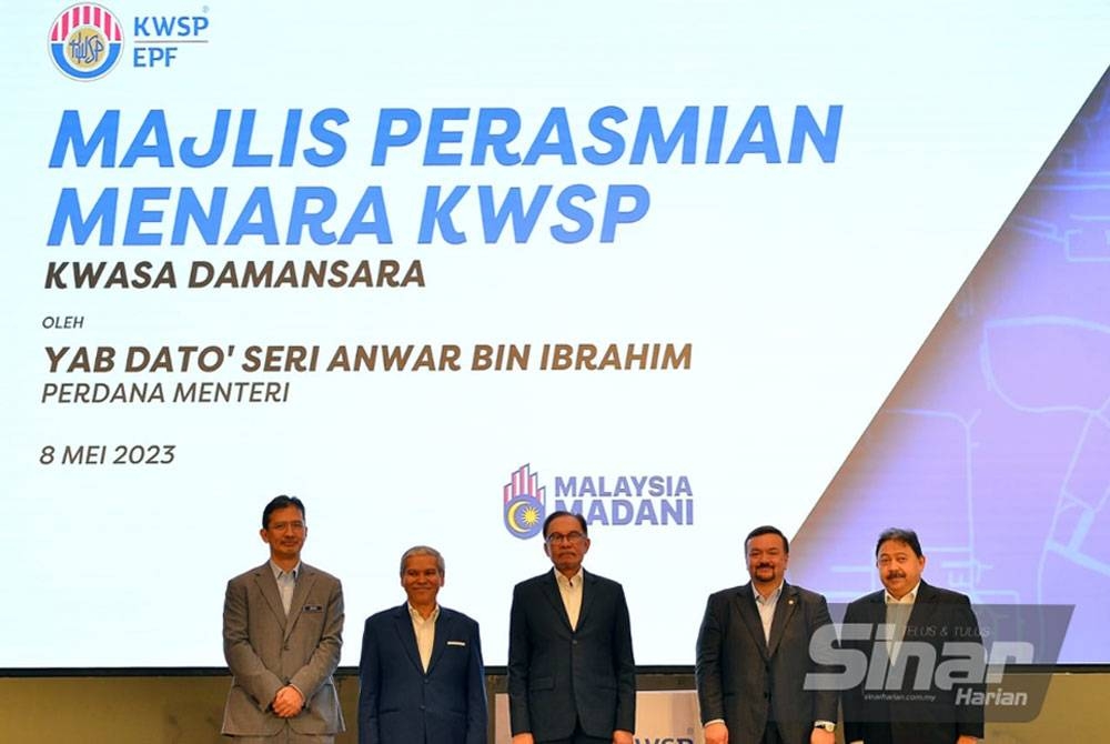 Ahmad Badri (dua dari kiri) dan Anwar (tiga dari kiri) semasa Majlis Perasmian Ibu Pejabat Baharu KWSP Kwasa Damansara pada Isnin. FOTO SINAR HARIAN/ ASRIL ASWANDI SHUKOR